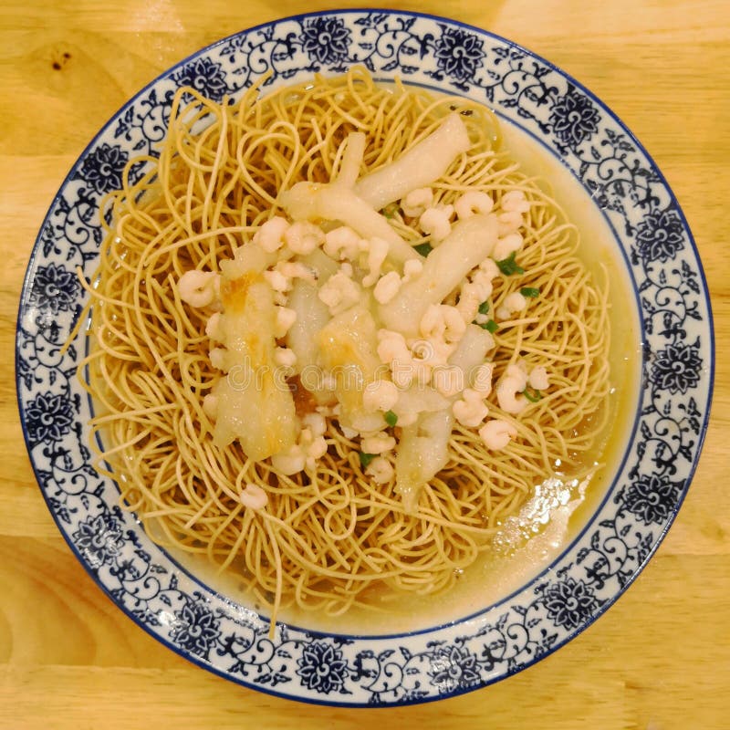 Tagliatella di stile cinese con le guarnizioni sgusciate dei gamberetti fotografia stock libera da diritti Tagliatella di stile cinese con le guarnizioni sgusciate dei gamberetti fotografia stock libera da diritti