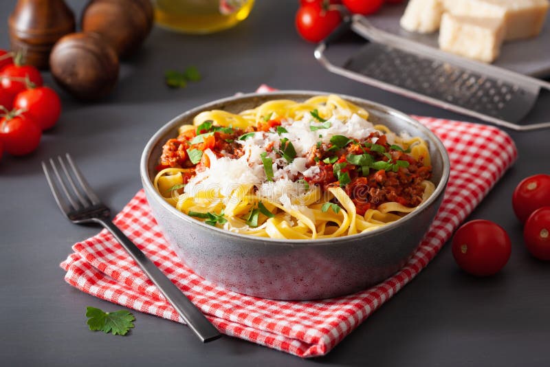 Tagliatelle bolognese med örter och parmesan, italiensk pasta royaltyfria foton Tagliatelle bolognese med örter och parmesan, italiensk pasta royaltyfria foton