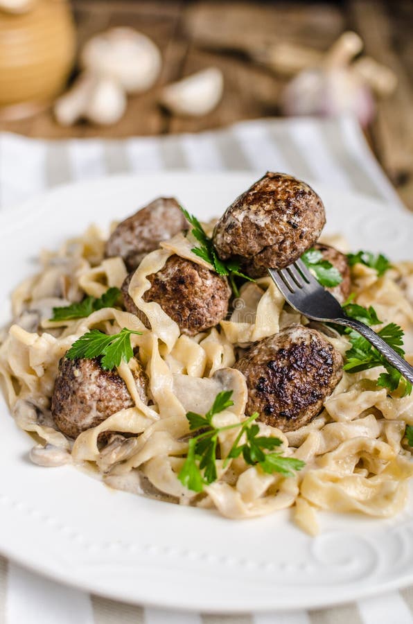 Tagliatelle casalinghe con le polpette immagini stock libere da diritti Tagliatelle casalinghe con le polpette immagini stock libere da diritti