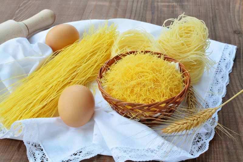 Tagliatelle casalinghe dell'uovo fotografia stock Tagliatelle casalinghe dell'uovo fotografia stock