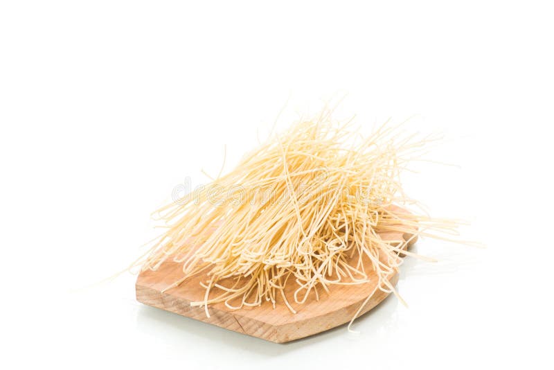 Tagliatelle casalinghe sottili dell'uovo isolate su bianco immagine stock libera da diritti Tagliatelle casalinghe sottili dell'uovo isolate su bianco immagine stock libera da diritti
