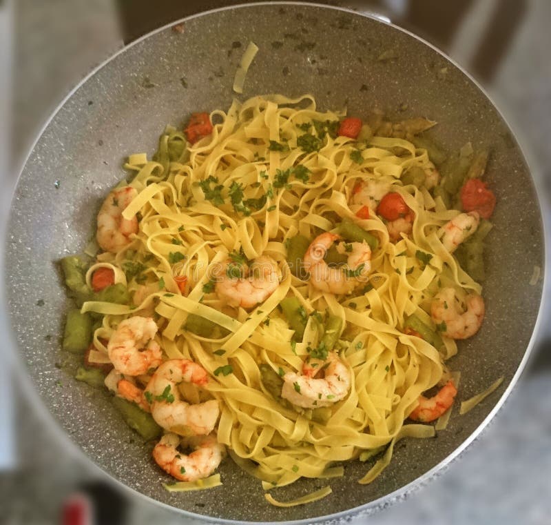 Tagliatelle con i gamberetti, l'asparago ed i pomodori ciliegia immagine stock libera da diritti Tagliatelle con i gamberetti, l'asparago ed i pomodori ciliegia immagine stock libera da diritti
