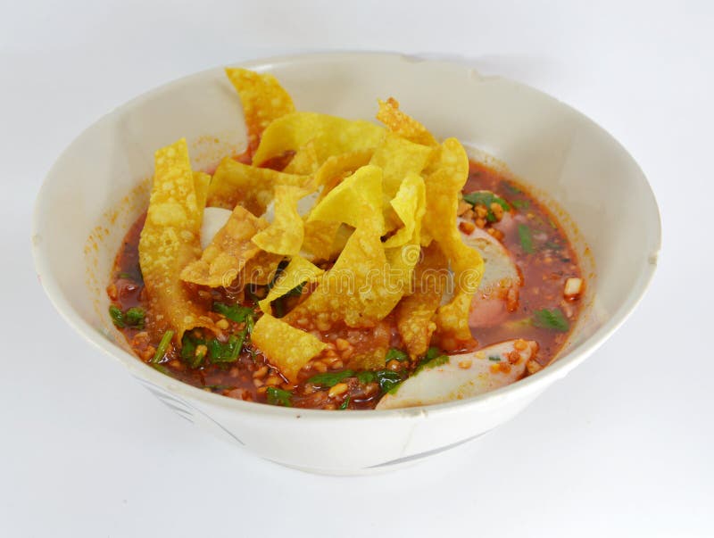 Tagliatelle con la palla di pesce e la salsa rossa in minestra piccante immagine stock libera da diritti Tagliatelle con la palla di pesce e la salsa rossa in minestra piccante immagine stock libera da diritti