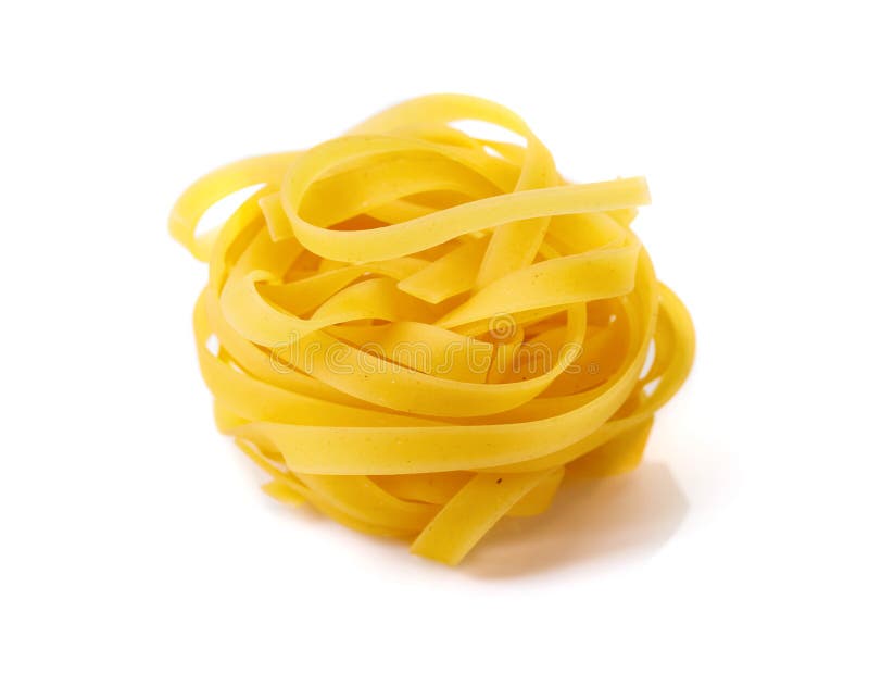 Tagliatelle crude casalinghe dell'uovo su un fondo bianco immagini stock libere da diritti Tagliatelle crude casalinghe dell'uovo su un fondo bianco immagini stock libere da diritti