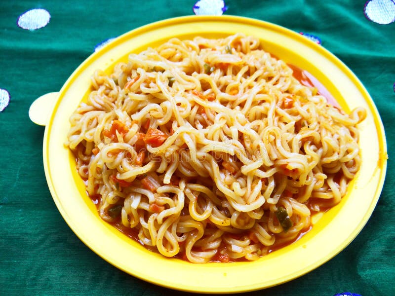 Tagliatelle del mein del cibo del veg del pomodoro fotografia stock libera da diritti Tagliatelle del mein del cibo del veg del pomodoro fotografia stock libera da diritti