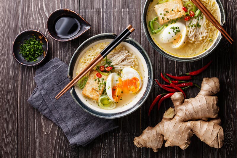 Tagliatelle di ramen asiatiche del miso con l'uovo, il tofu e il enoki immagine stock libera da diritti Tagliatelle di ramen asiatiche del miso con l'uovo, il tofu e il enoki immagine stock libera da diritti