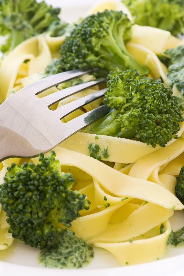 Tagliatelle met Broccoli stock foto. Image of basilicum 17153972