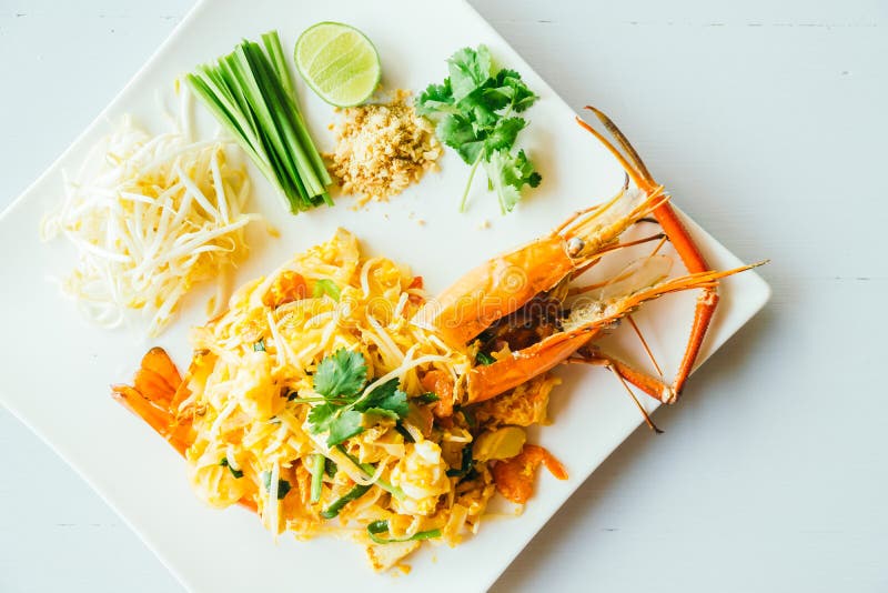 Tagliatelle tailandesi del cuscinetto con il gamberetto enorme fotografia stock libera da diritti Tagliatelle tailandesi del cuscinetto con il gamberetto enorme fotografia stock libera da diritti