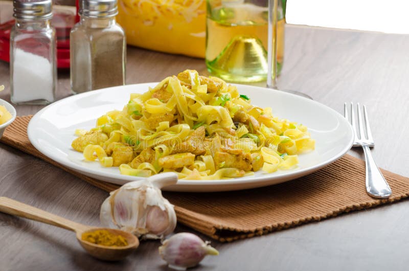 Tagliatelle z currym, leek i czosnkiem kurczaka, obraz stock Tagliatelle z currym, leek i czosnkiem kurczaka, obraz stock