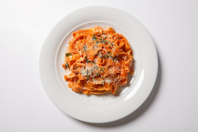 Tagliatelle макаронных изделий с томатом на белой предпосылке стоковое фото rf Tagliatelle макаронных изделий с томатом на белой предпосылке стоковое фото rf