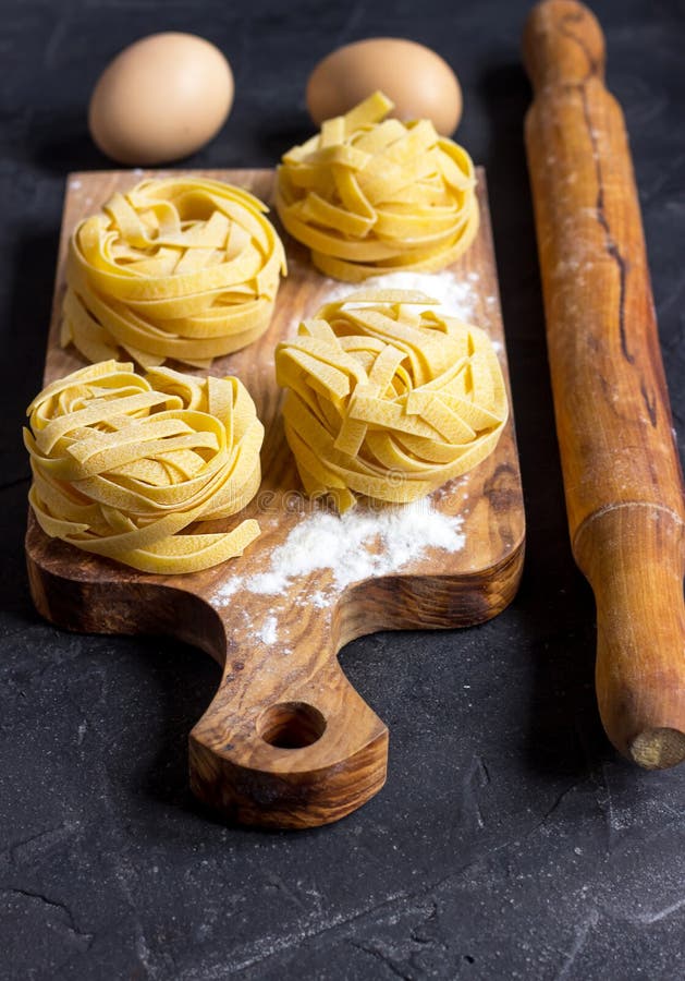 Tagliatelles italiennes crues de pâtes images stock Tagliatelles italiennes crues de pâtes images stock