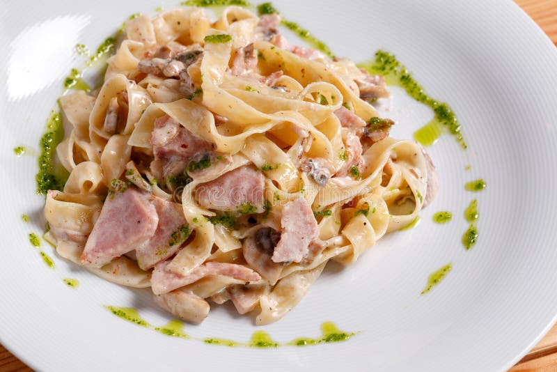 Tagliatelle面团用火腿、蘑菇和卵黄质 选择聚焦 库存图片 Tagliatelle面团用火腿、蘑菇和卵黄质 选择聚焦 库存图片