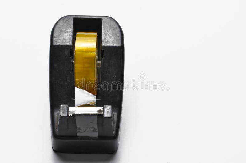 Taglierina nera dell'erogatore del nastro della cancelleria dell'ufficio isolata su fondo bianco Taglierina di nastro Copi lo spa immagine stock libera da diritti Taglierina nera dell'erogatore del nastro della cancelleria dell'ufficio isolata su fondo bianco Taglierina di nastro Copi lo spa immagine stock libera da diritti