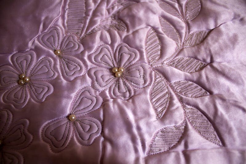 Taglio di un fiore su un'unione cucito a mano a partire dagli anni Cinquanta in Turchia fotografia stock Taglio di un fiore su un'unione cucito a mano a partire dagli anni Cinquanta in Turchia fotografia stock