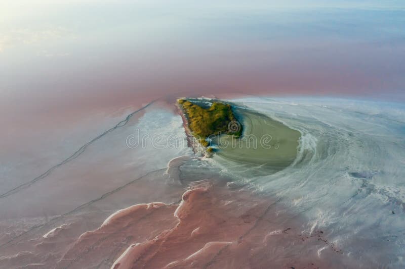 Tagning från luft till rosa saltsjö med fantastiska mönster på vattnet arkivfoto