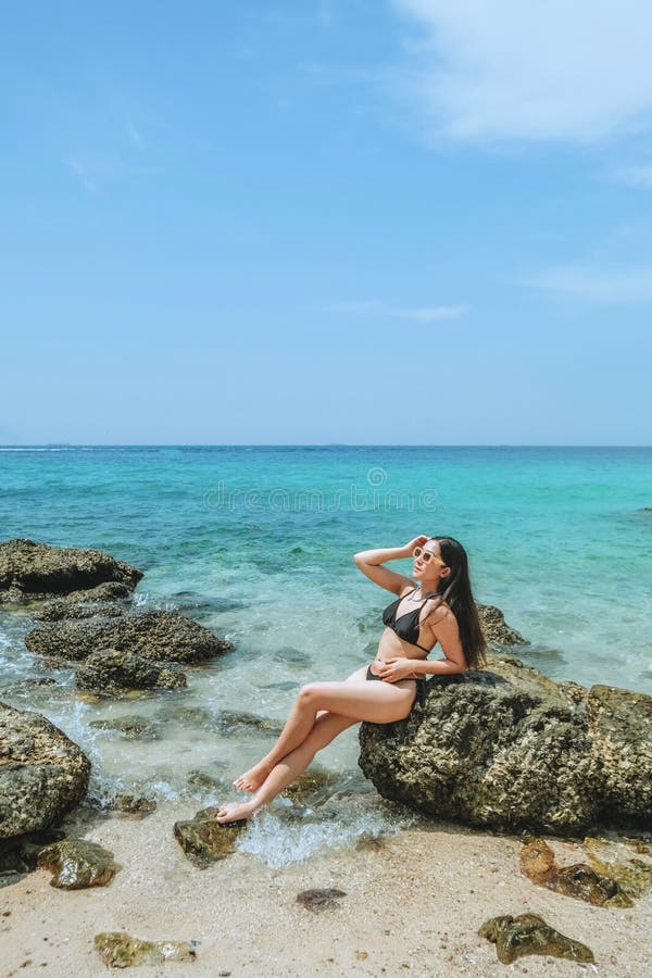 Tagsatmosphäre weißer Sandstrand am Meer klares Wasser koh lan tropischen Strand pattaya Stadt chonburi Thailand stockfotos