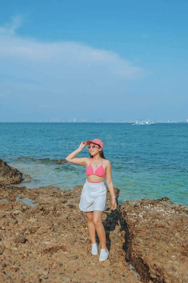 Tagsatmosphäre weißer Sandstrand am Meer klares Wasser koh lan tropischen Strand pattaya Stadt chonburi Thailand stockbild