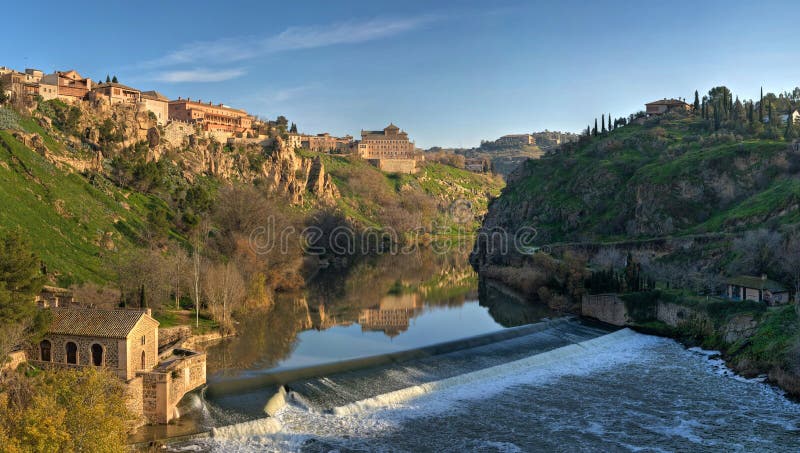 Un rio, el mas largo un rio sobre el ibérico península sobre el 1, 038, comienza su El camino en montanas en, a sigue muy el curso mucho de su longitud antes logro atlántico Océano en.