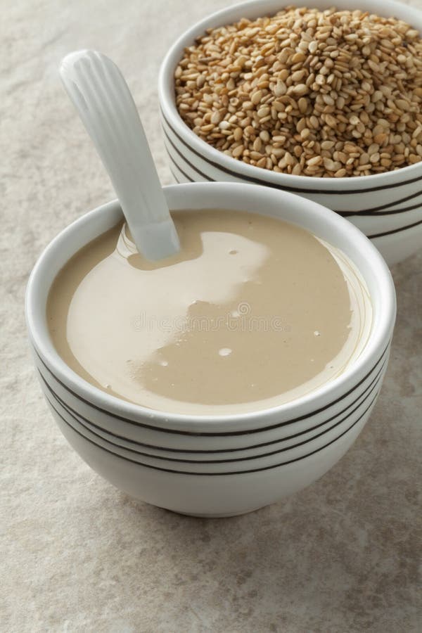 Tahini deg och grillat sesamfrö royaltyfri fotografi Tahini deg och grillat sesamfrö royaltyfri fotografi