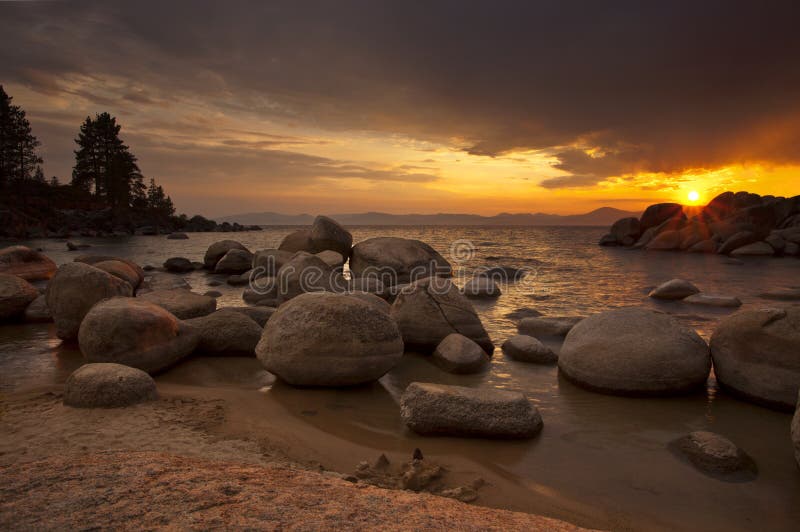 Tramonto sulla Sabbia di Porto, il Lago Tahoe, NV.