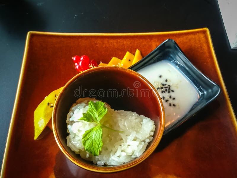 Tai-efterrätt Tycka om läcker ris, mango och yoghurtefterrätt arkivbild Tai-efterrätt Tycka om läcker ris, mango och yoghurtefterrätt arkivbild