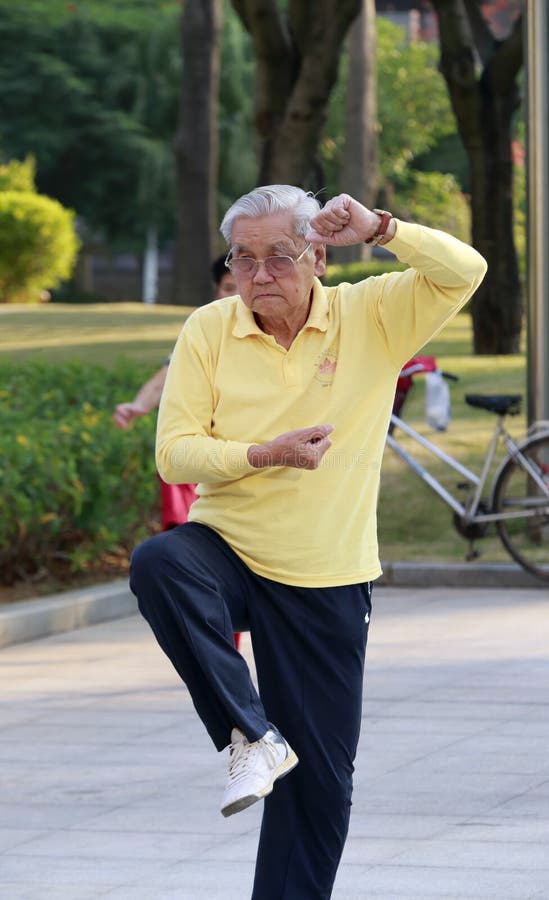 Taijiquan kinesisk manlig äldre övning arkivbild Taijiquan kinesisk manlig äldre övning arkivbild