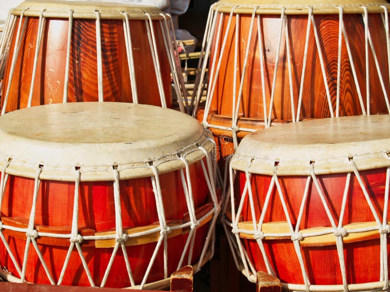 Tambores japoneses (Taiko) imagen de archivo. Imagen de tradicional