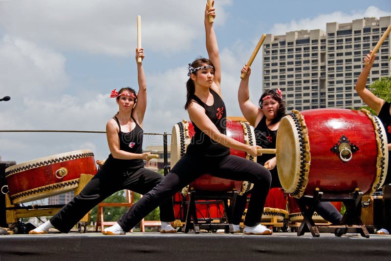 taiko tre för drumerskvinnligkapacitet arkivbild taiko tre för drumerskvinnligkapacitet arkivbild