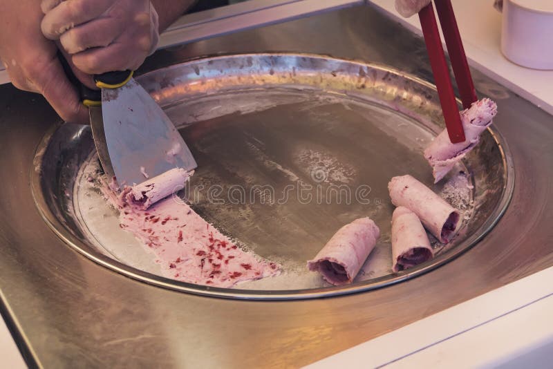 Tailandia sofrió los rollos del helado en la cacerola del helada Helado rodado orgánico, natural, postre hecho a mano fotografía de archivo libre de regalías Tailandia sofrió los rollos del helado en la cacerola del helada Helado rodado orgánico, natural, postre hecho a mano fotografía de archivo libre de regalías