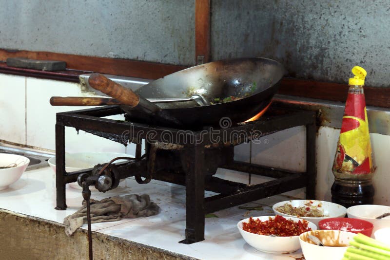 Tailandés sucio del sitio de la cacerola y de la cocina, contador de la barra en la cocina para cocinar sucio imagen de archivo Tailandés sucio del sitio de la cacerola y de la cocina, contador de la barra en la cocina para cocinar sucio imagen de archivo