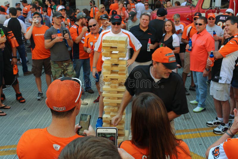 Tailgate Цинциннати Bengals домой основал Paul Brown Stadium стоковое изображение rf Tailgate Цинциннати Bengals домой основал Paul Brown Stadium стоковое изображение rf