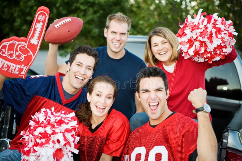Tailgating: Groep die Voetbalventilators voor Team toejuichen stock foto Tailgating: Groep die Voetbalventilators voor Team toejuichen stock foto