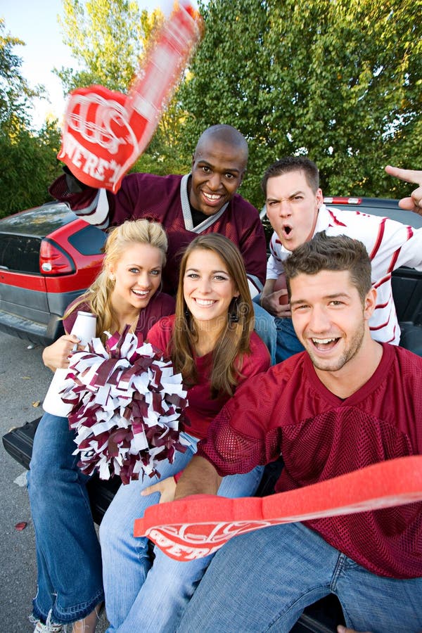 Tailgating: Веселящ и выкрикивающ друзей футбольного болельщика коллежа стоковые изображения Tailgating: Веселящ и выкрикивающ друзей футбольного болельщика коллежа стоковые изображения