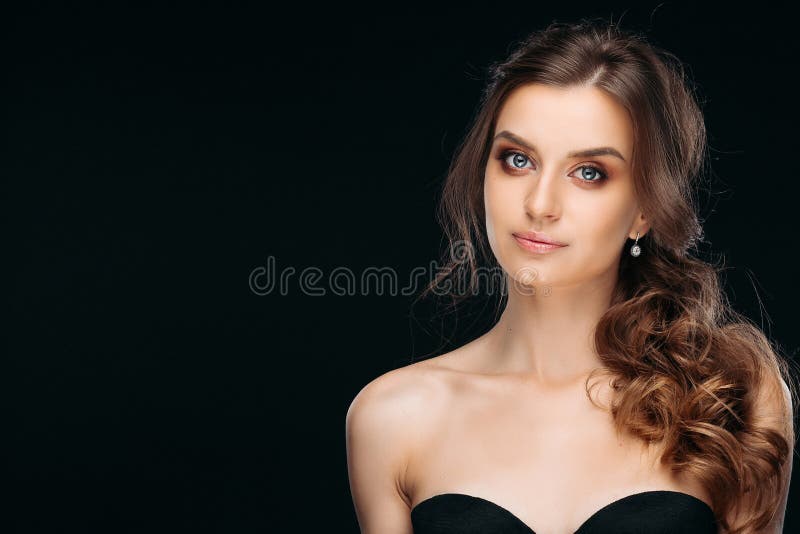 Taille op portret van het charmeren bruin-haired met professionele gevoelige make-up Het aantrekkelijke vrouwelijke stellen bij s stock fotografie Taille op portret van het charmeren bruin-haired met professionele gevoelige make-up Het aantrekkelijke vrouwelijke stellen bij s stock fotografie