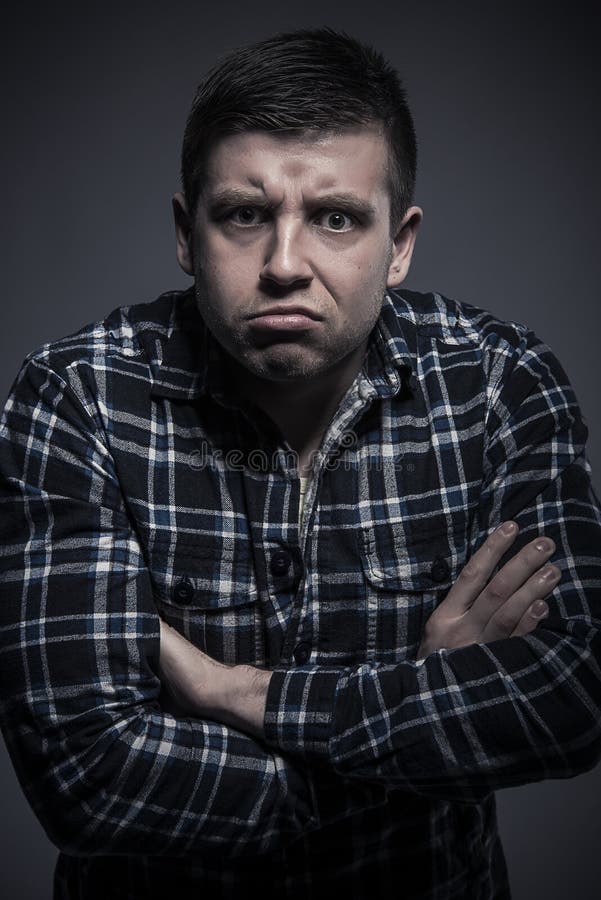 Portrait de jeune homme fâché avec des bras croisés image stock Portrait de jeune homme fâché avec des bras croisés image stock