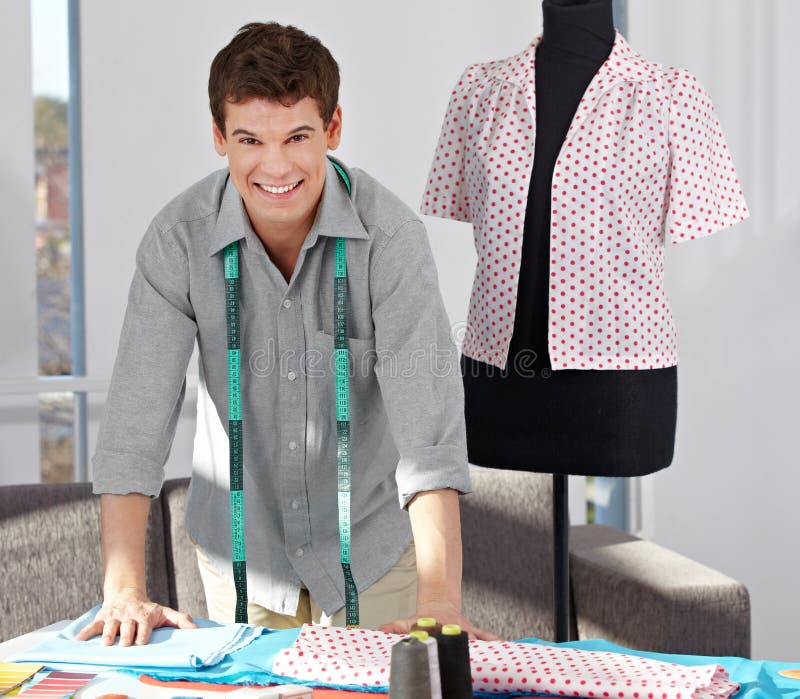 Tailleur fait sur commande dans le studio. Tailleur fait sur commande heureux avec la mesure de bande dans son studio