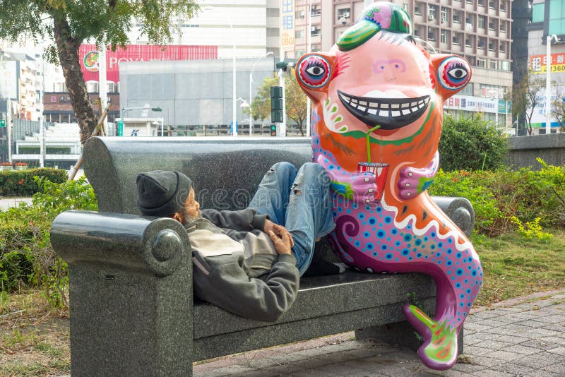 Tainan/Taiwan-13 03 2018: Het grappige standbeeld en slaap de dakloze man stock foto Tainan/Taiwan-13 03 2018: Het grappige standbeeld en slaap de dakloze man stock foto