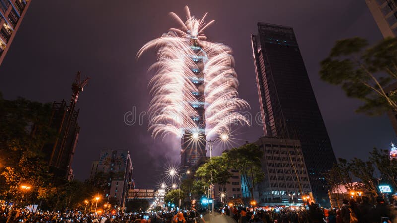 Taipeh-Stadt-Nachtlandschaft und Wolkenkratzer Taipehs 101 wird durch Feuerwerkskörper geleuchtet Menschen, die Fotos und Videos