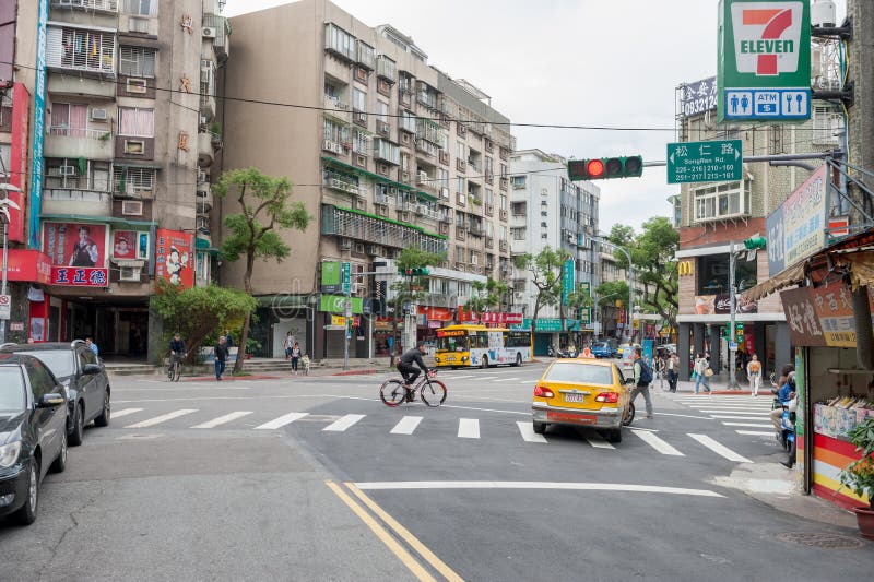 TAIPEH, TAIWAN - 30. NOVEMBER 2016: Taipeh-Straße in einer von Vorort, Bezirk Shops und Leute Lebendes Haus