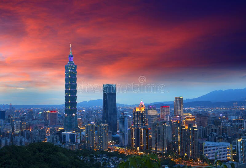 La città, locale punto di riferimento 101 la Torre un edifici paesaggio urbano di notte.