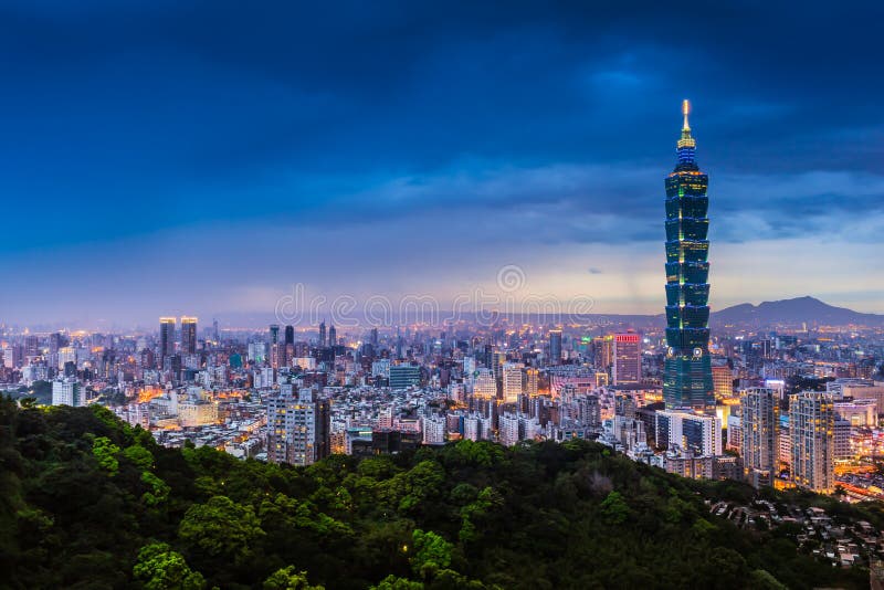 Ora blu notte cielo e la città illuminata di illuminazione di ampia della città di Taipei, Taiwan.