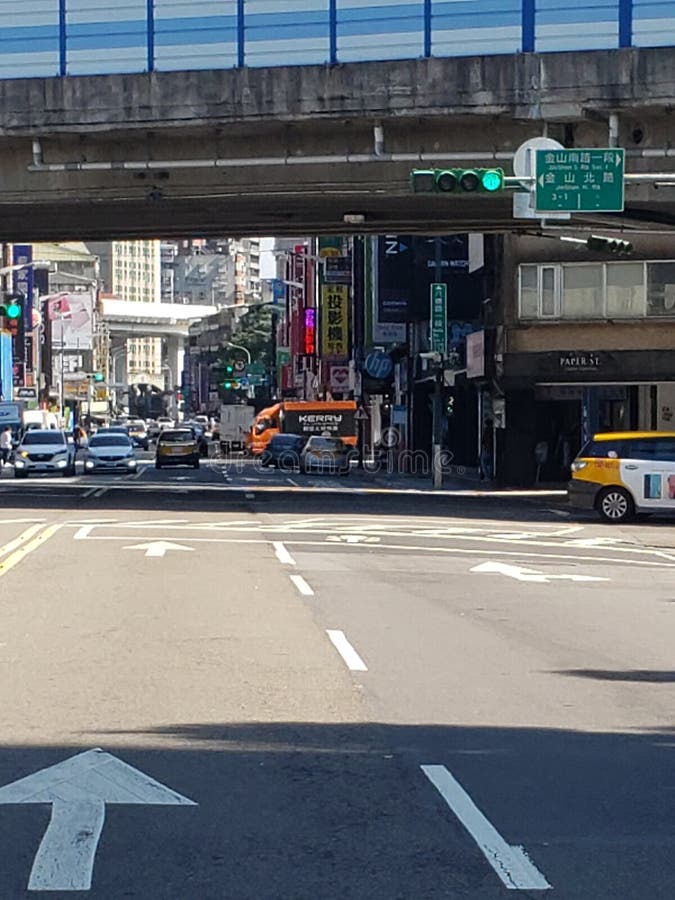 Taipei taiwan alto prédios em trânsito imagem de stock royalty free