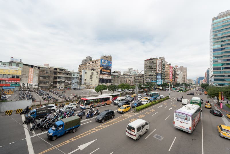 TAIPEI TAIWAN - NOVEMBER 30, 2016: Taipei gatatrafik arkivfoto TAIPEI TAIWAN - NOVEMBER 30, 2016: Taipei gatatrafik arkivfoto