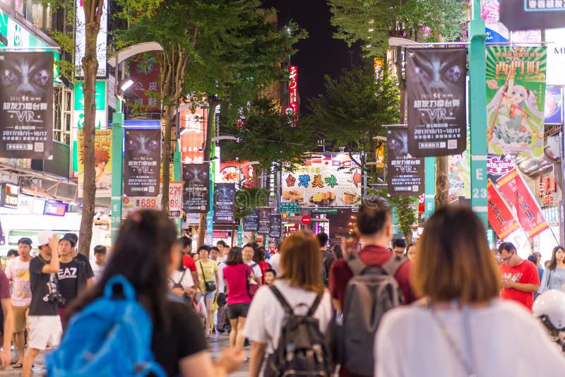 TAIPEI TAIWAN - OKTOBER 7,2017: Folkmassan av folk som shoppar i Ximending, marknadsför arkivfoto TAIPEI TAIWAN - OKTOBER 7,2017: Folkmassan av folk som shoppar i Ximending, marknadsför arkivfoto