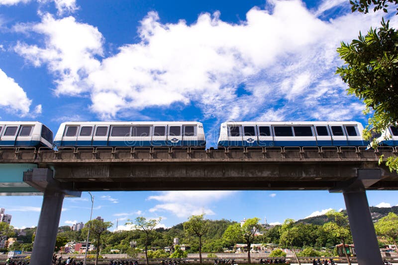 TAIPEI TAIWAN - OKTOBER 8,2017: Sikten av MRT-drevet går till den Maokong stationen, huvudsaklig kollektivtrafik arkivbilder TAIPEI TAIWAN - OKTOBER 8,2017: Sikten av MRT-drevet går till den Maokong stationen, huvudsaklig kollektivtrafik arkivbilder