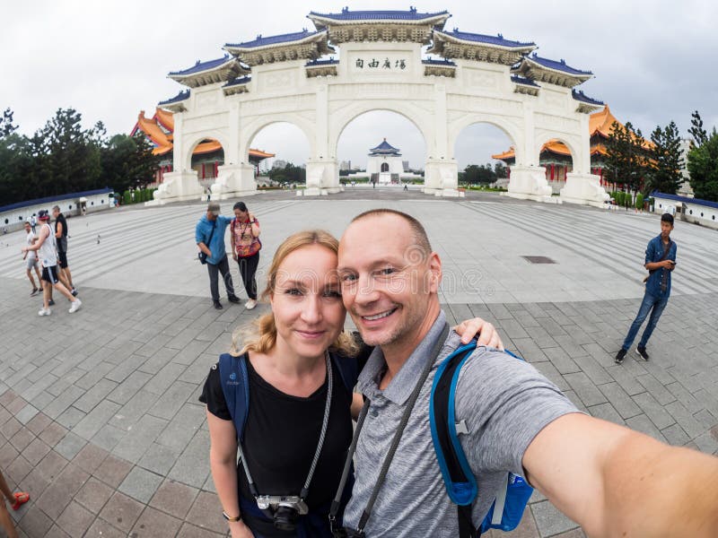 Taipei, Taiwan - 27 settembre 2018: La coppia caucasica fa il selfie davanti al Kai-controllo Memorial Hall fotografia stock libera da diritti Taipei, Taiwan - 27 settembre 2018: La coppia caucasica fa il selfie davanti al Kai-controllo Memorial Hall fotografia stock libera da diritti