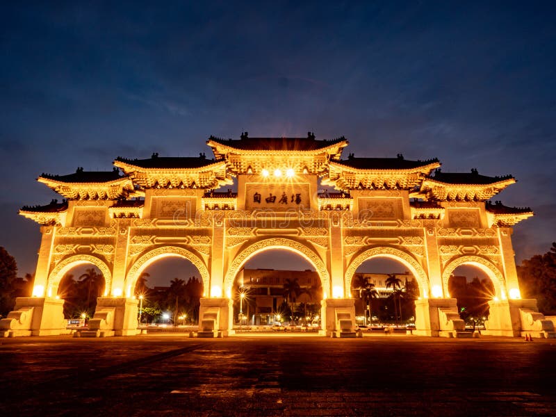 Taipei, Taiwán - 15 de mayo de 2019: Arco frente a la entrada principal de Liberty Square Freedom Square con visita turÃstica fotos de archivo Taipei, Taiwán - 15 de mayo de 2019: Arco frente a la entrada principal de Liberty Square Freedom Square con visita turÃstica fotos de archivo