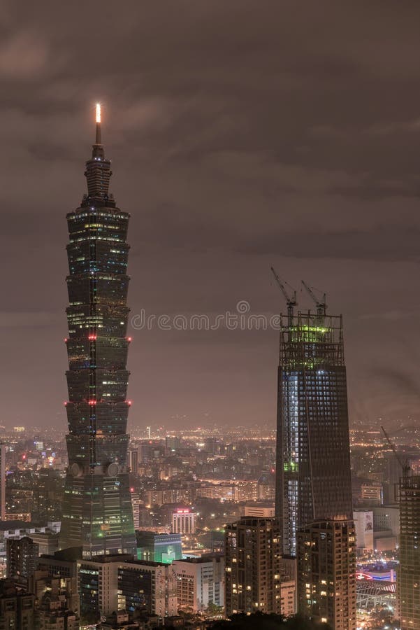 TAIPEI, TAIWÁN - 29 DE NOVIEMBRE DE 2016: Taipei, Taiwán Panorama de Mónaco Horizonte Paisaje urbano Centro financiero i de mundo foto de archivo libre de regalías TAIPEI, TAIWÁN - 29 DE NOVIEMBRE DE 2016: Taipei, Taiwán Panorama de Mónaco Horizonte Paisaje urbano Centro financiero i de mundo foto de archivo libre de regalías
