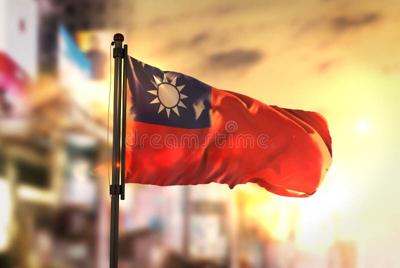 Taiwan-Flagge gegen Stadt unscharfen Hintergrund an der Sonnenaufgang-Hintergrundbeleuchtung
