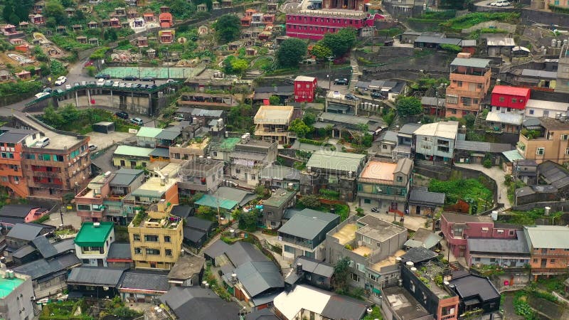 Taiwán china 7 de enero de 2025 : impresionante perspectiva aérea de casas vibrantes enclavadas en las colinas almacen de video